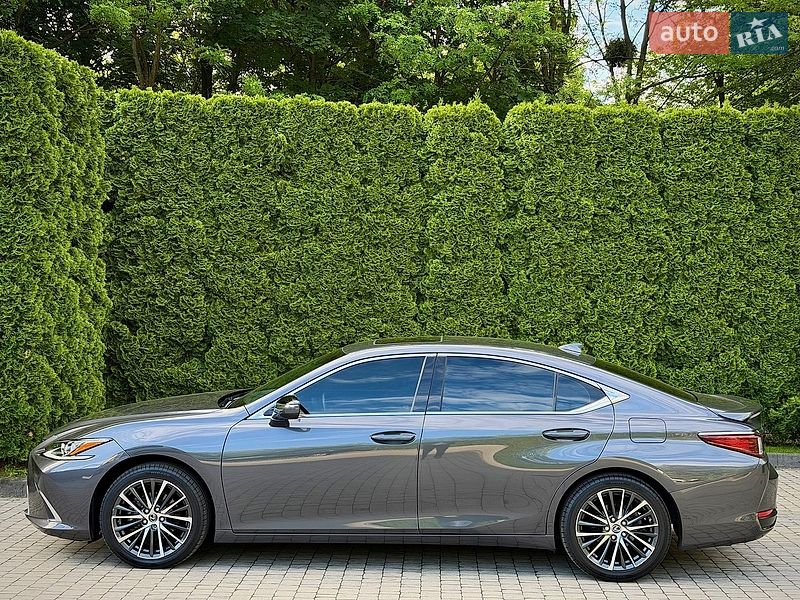 Седан Lexus ES 2022 в Львові