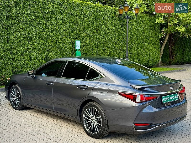 Седан Lexus ES 2022 в Львові