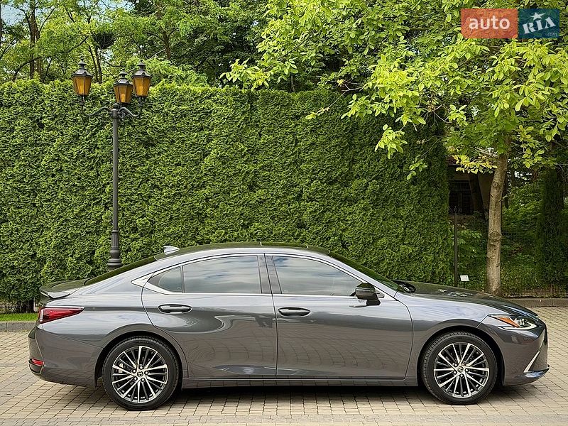 Седан Lexus ES 2022 в Львові