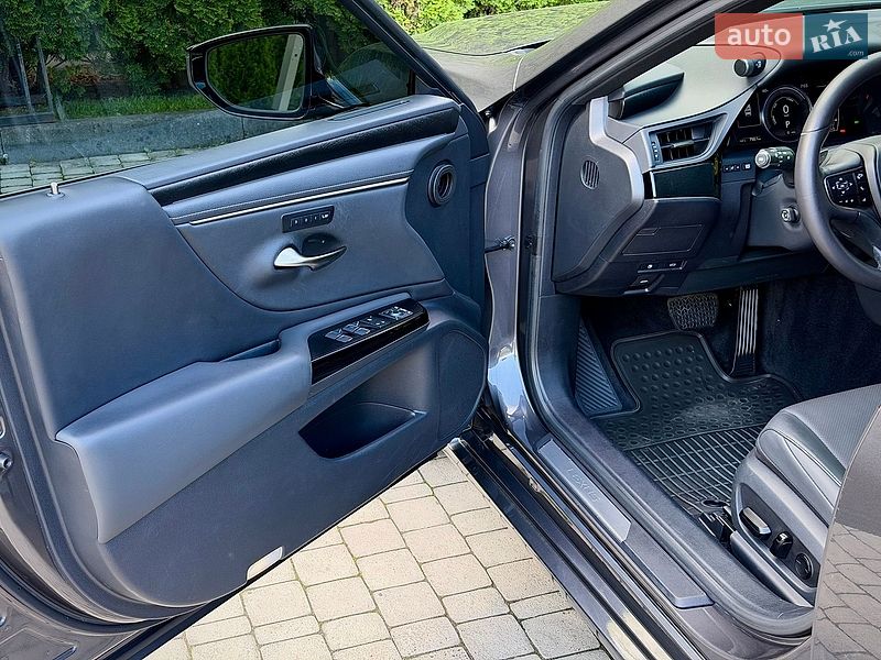 Седан Lexus ES 2022 в Львові