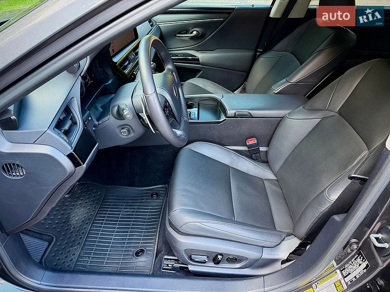 Седан Lexus ES 2022 в Львові