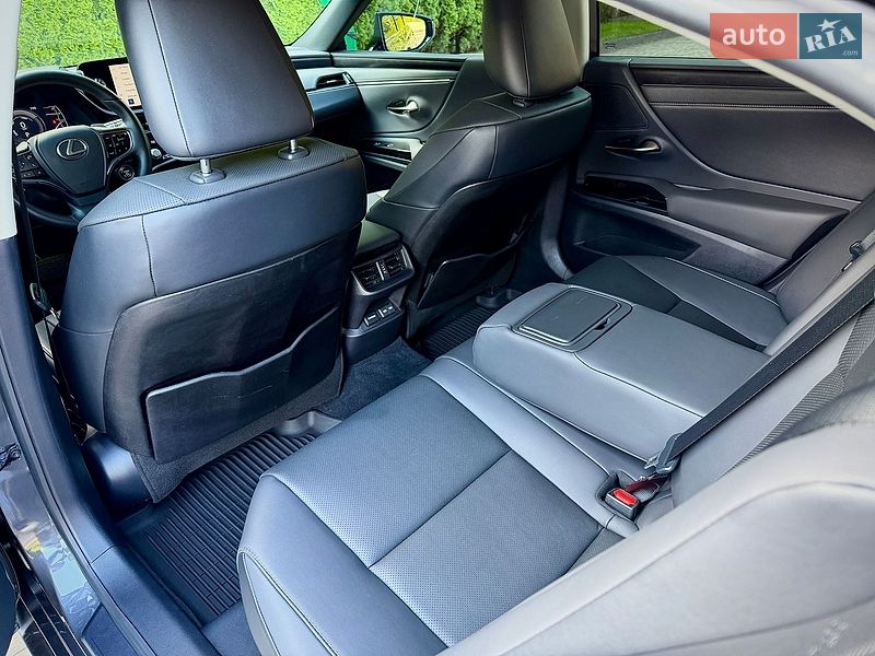 Седан Lexus ES 2022 в Львові