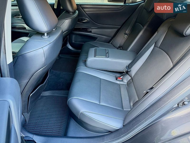 Седан Lexus ES 2022 в Львові