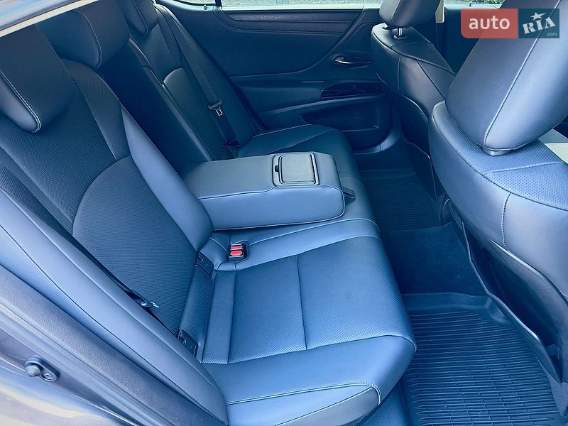 Седан Lexus ES 2022 в Львові