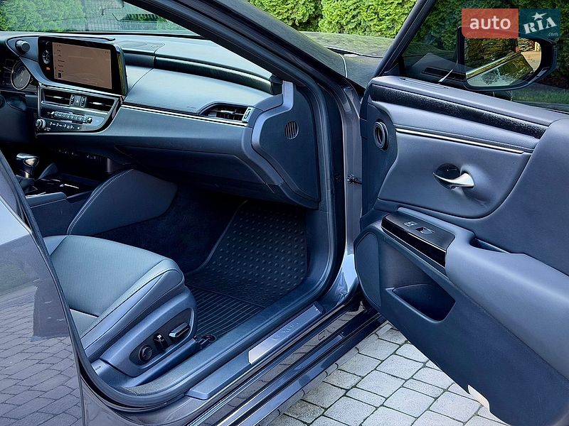 Седан Lexus ES 2022 в Львові