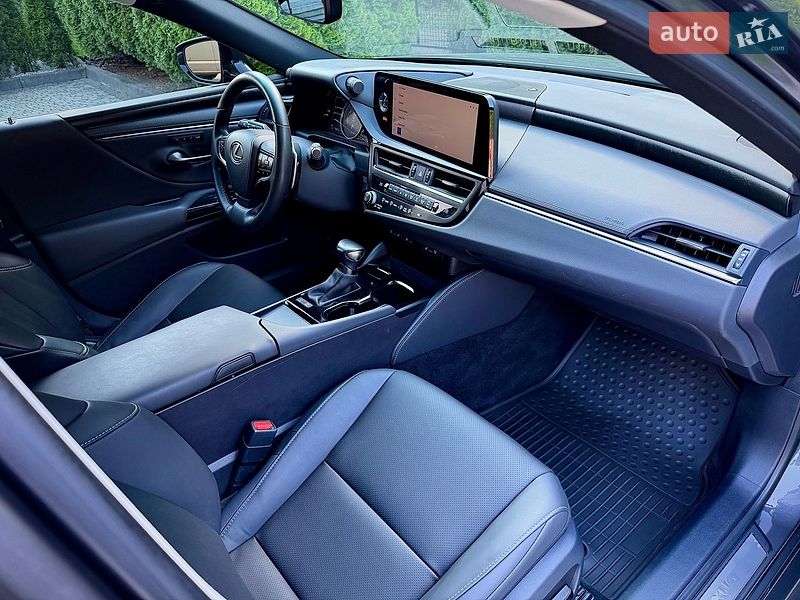 Седан Lexus ES 2022 в Львові