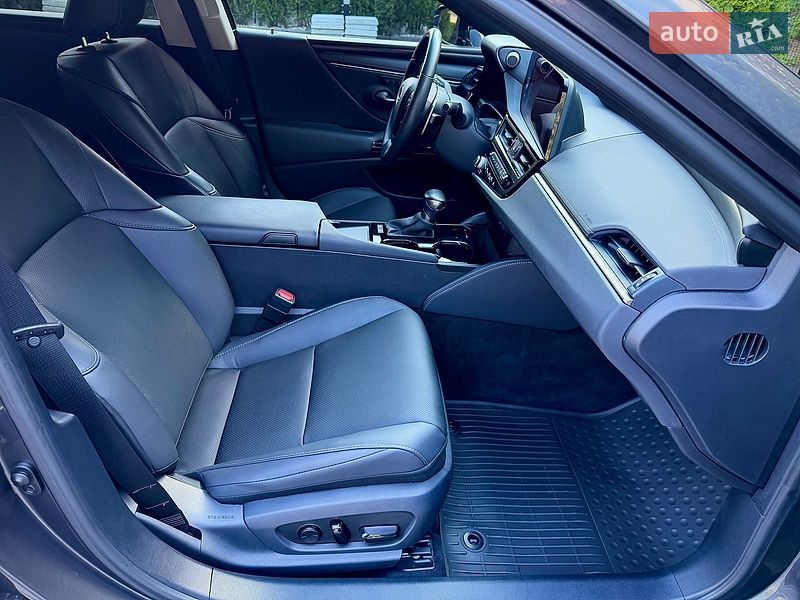 Седан Lexus ES 2022 в Львові