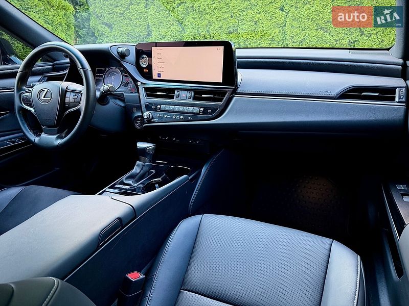 Седан Lexus ES 2022 в Львові