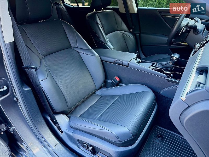 Седан Lexus ES 2022 в Львові