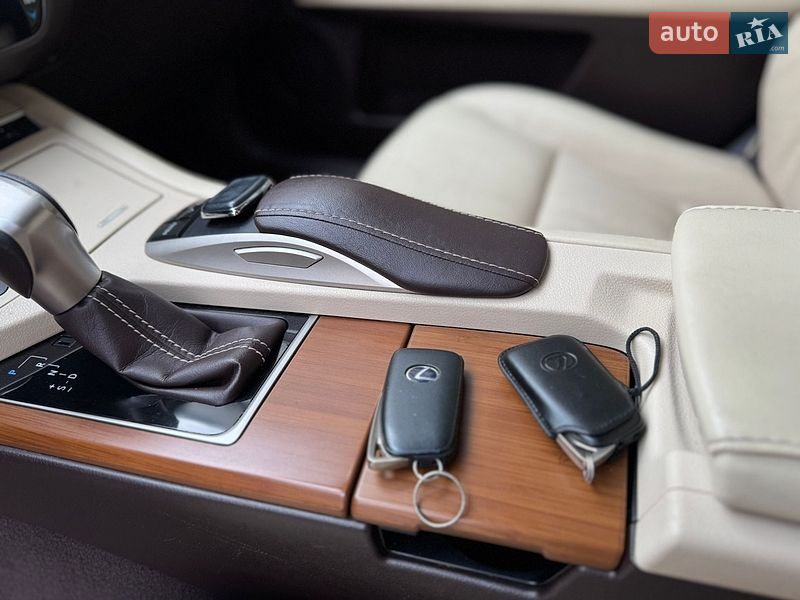 Седан Lexus ES 2015 в Львове