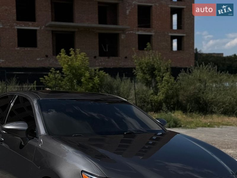 Седан Lexus ES 2013 в Рівному