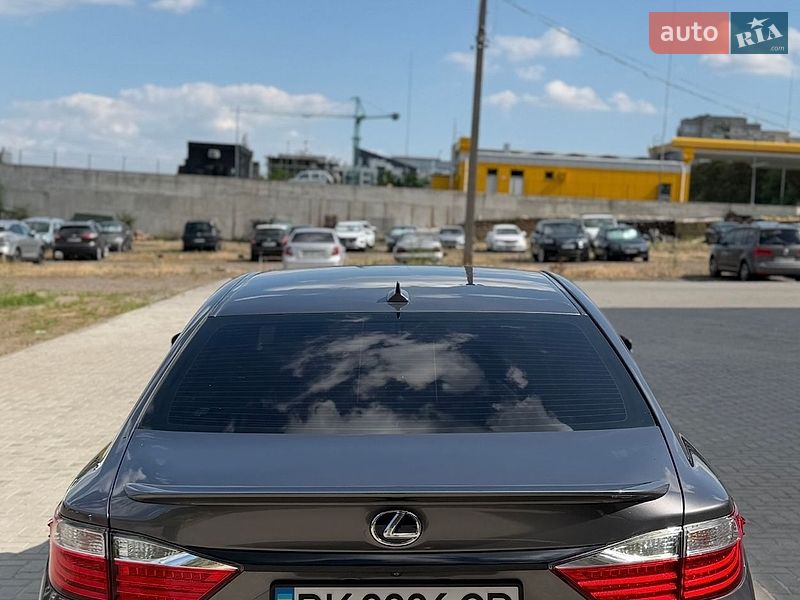 Седан Lexus ES 2013 в Рівному