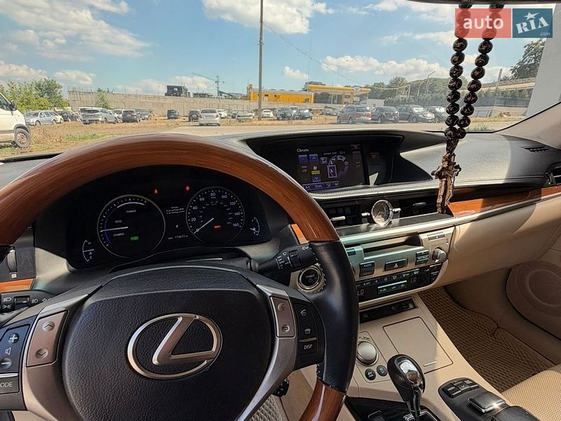 Седан Lexus ES 2013 в Рівному