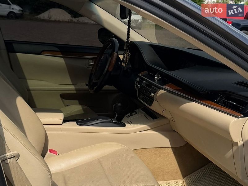 Седан Lexus ES 2013 в Рівному