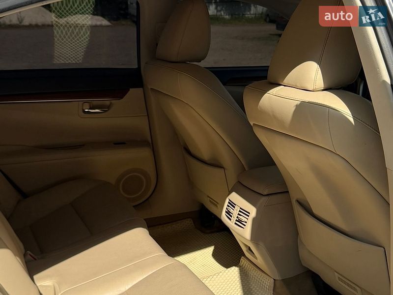 Седан Lexus ES 2013 в Рівному
