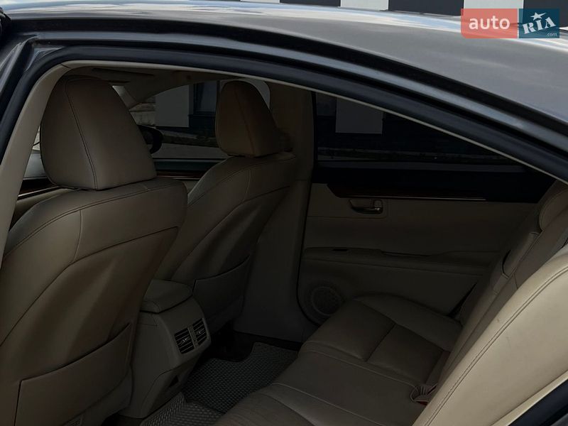 Седан Lexus ES 2013 в Рівному