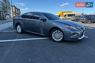 Седан Lexus ES 2016 в Рівному