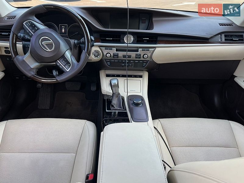 Седан Lexus ES 2016 в Рівному