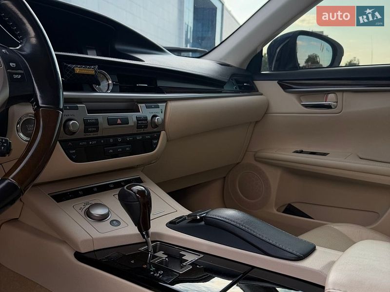 Седан Lexus ES 2015 в Одесі