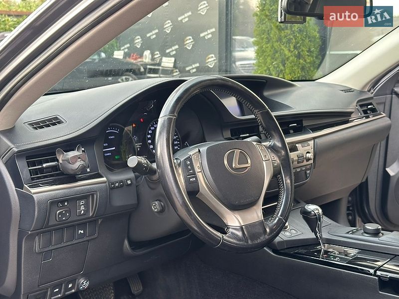 Седан Lexus ES 2015 в Харкові