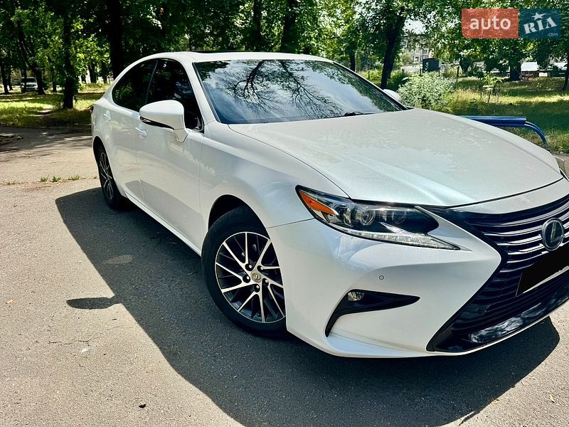 Седан Lexus ES 2015 в Першотравенську