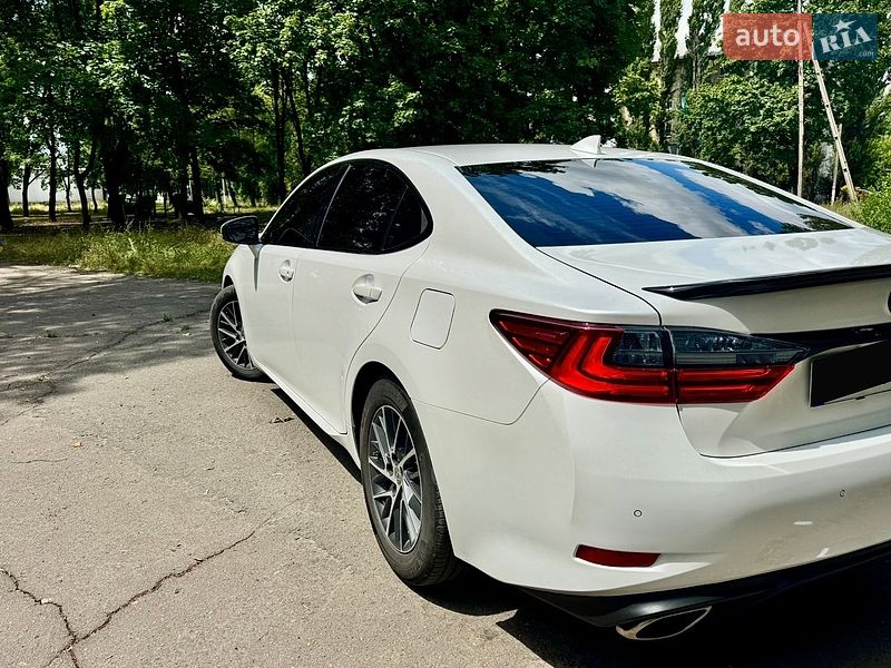 Седан Lexus ES 2015 в Першотравенську
