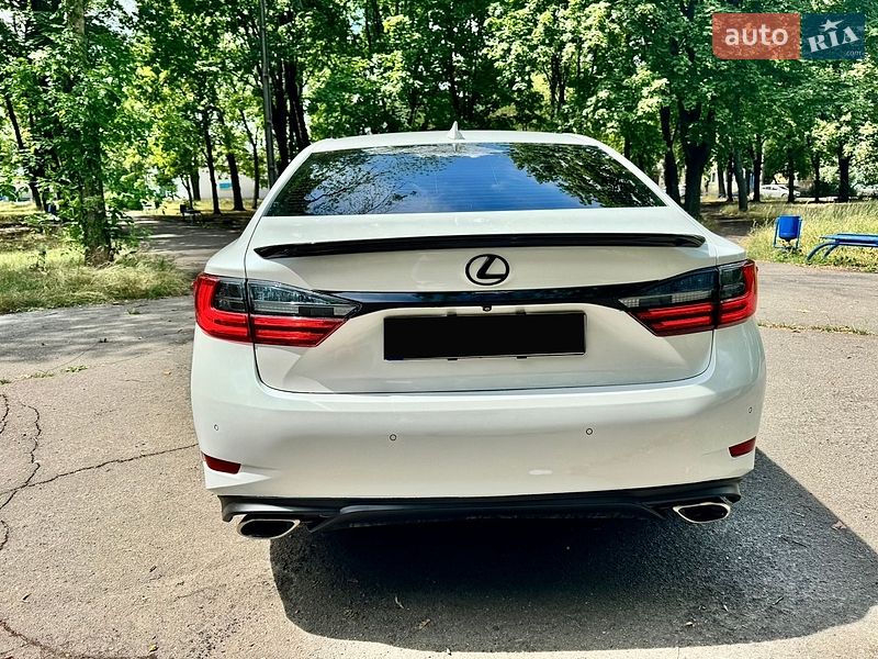 Седан Lexus ES 2015 в Першотравенську