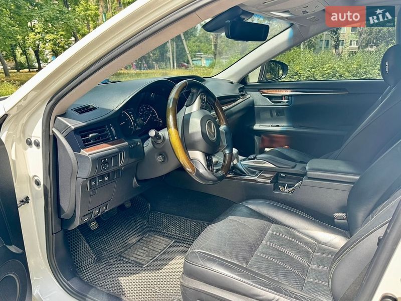 Седан Lexus ES 2015 в Першотравенську