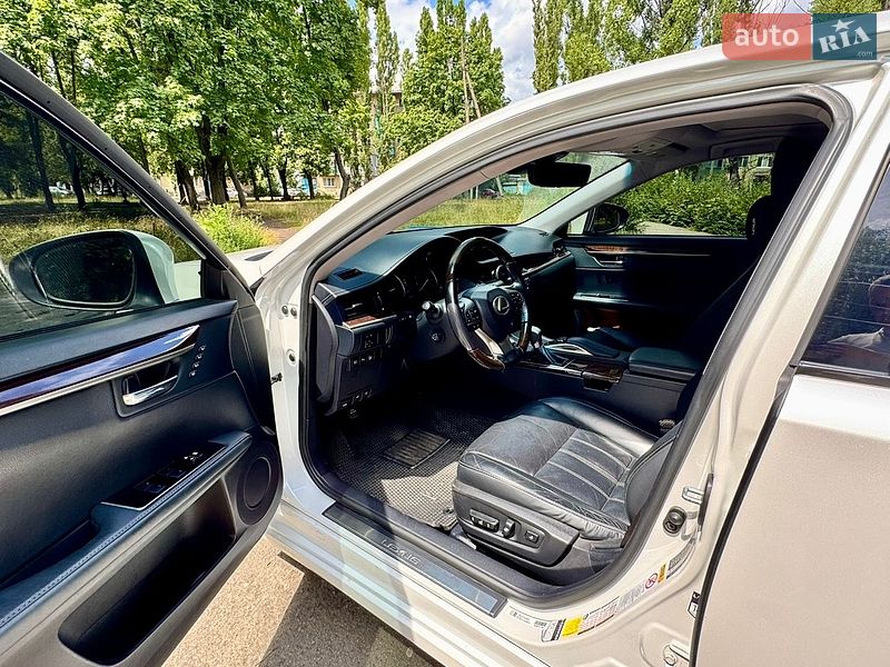 Седан Lexus ES 2015 в Першотравенську