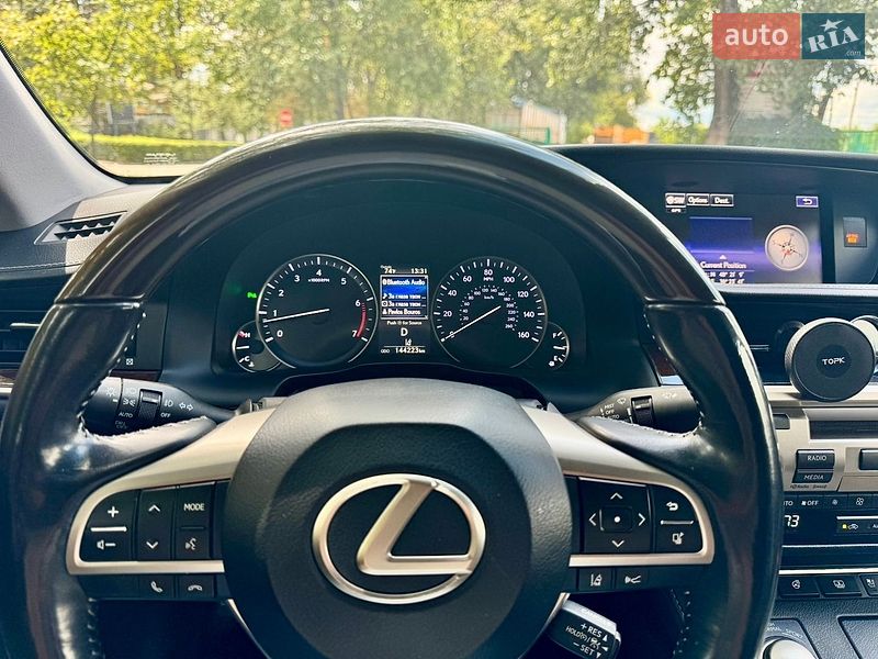 Седан Lexus ES 2015 в Першотравенську