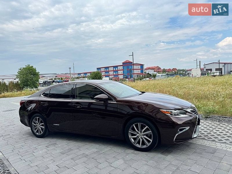Седан Lexus ES 2015 в Львове