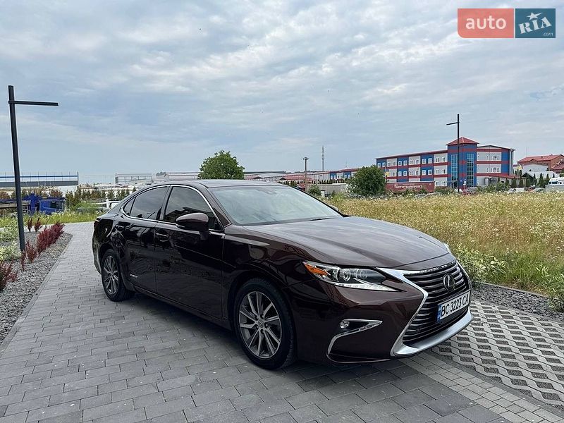 Седан Lexus ES 2015 в Львове
