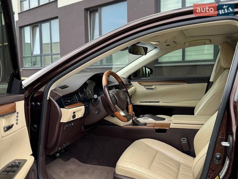 Седан Lexus ES 2015 в Львове