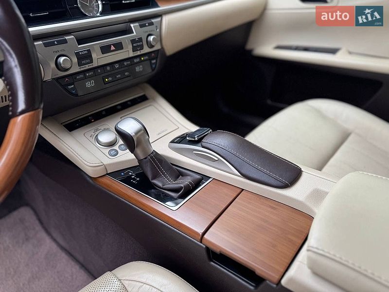Седан Lexus ES 2015 в Львове