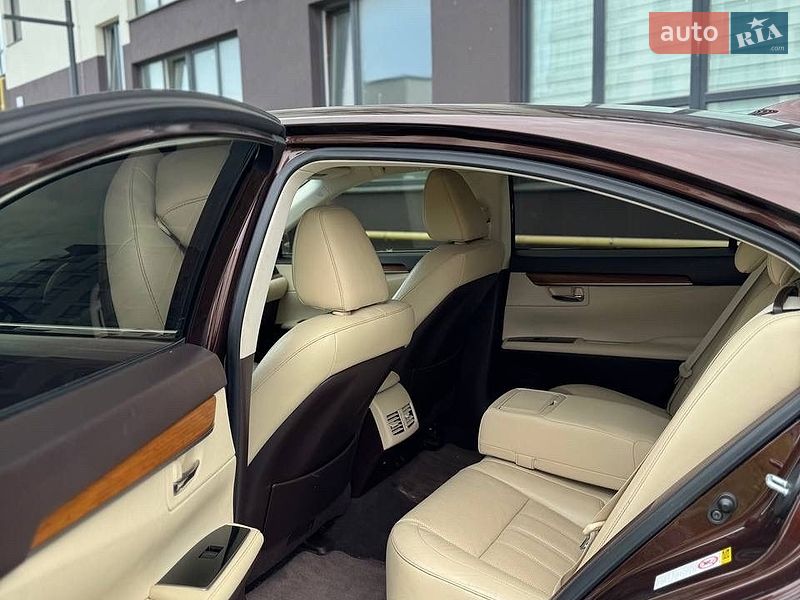 Седан Lexus ES 2015 в Львове