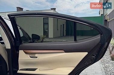 Седан Lexus ES 2015 в Львове