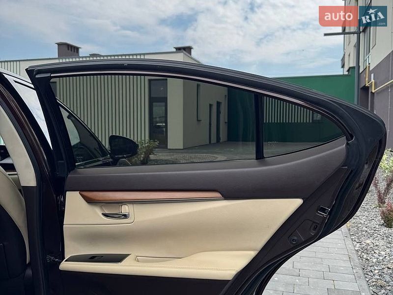 Седан Lexus ES 2015 в Львове