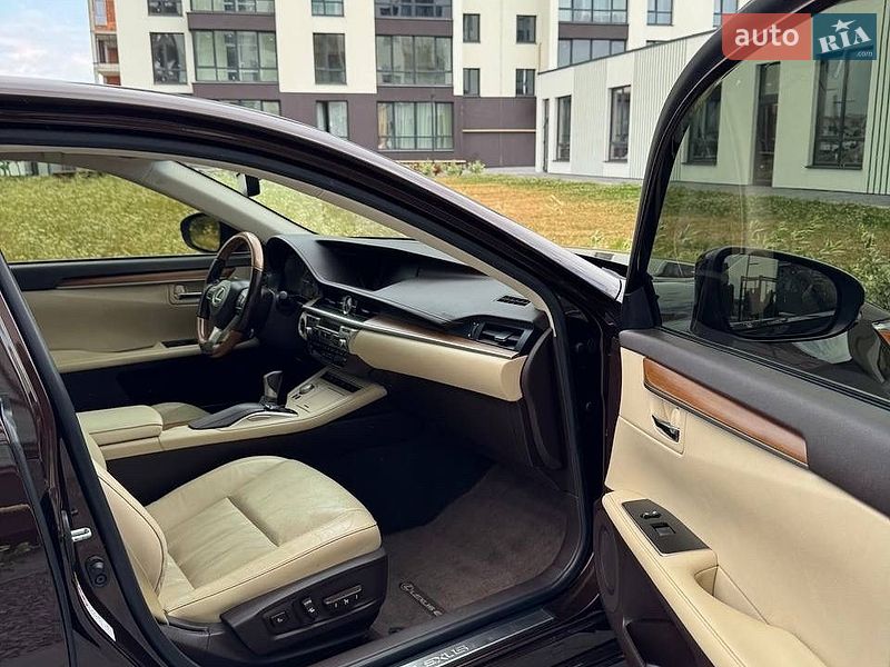 Седан Lexus ES 2015 в Львове