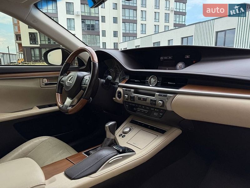 Седан Lexus ES 2015 в Львове