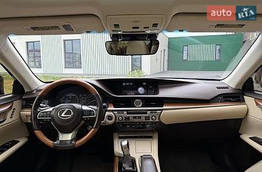 Седан Lexus ES 2015 в Львове