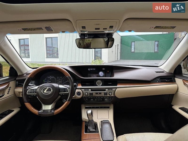 Седан Lexus ES 2015 в Львове