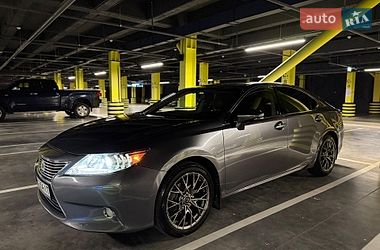 Седан Lexus ES 2015 в Киеве