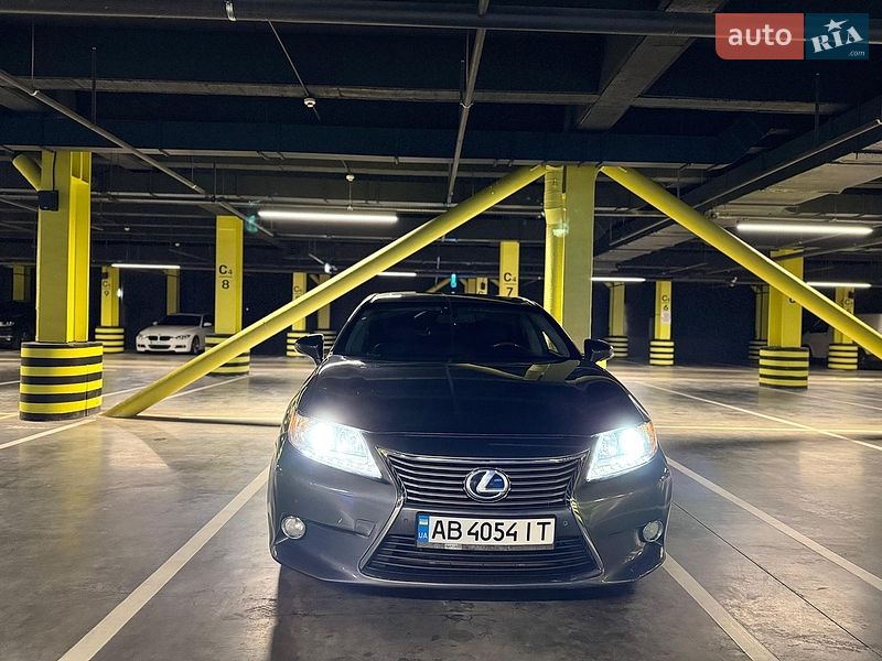 Седан Lexus ES 2015 в Киеве
