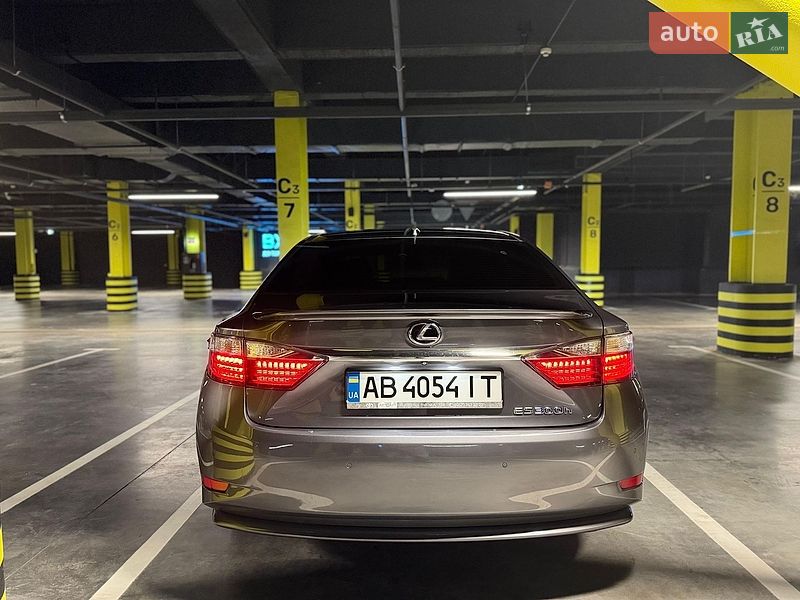 Седан Lexus ES 2015 в Киеве