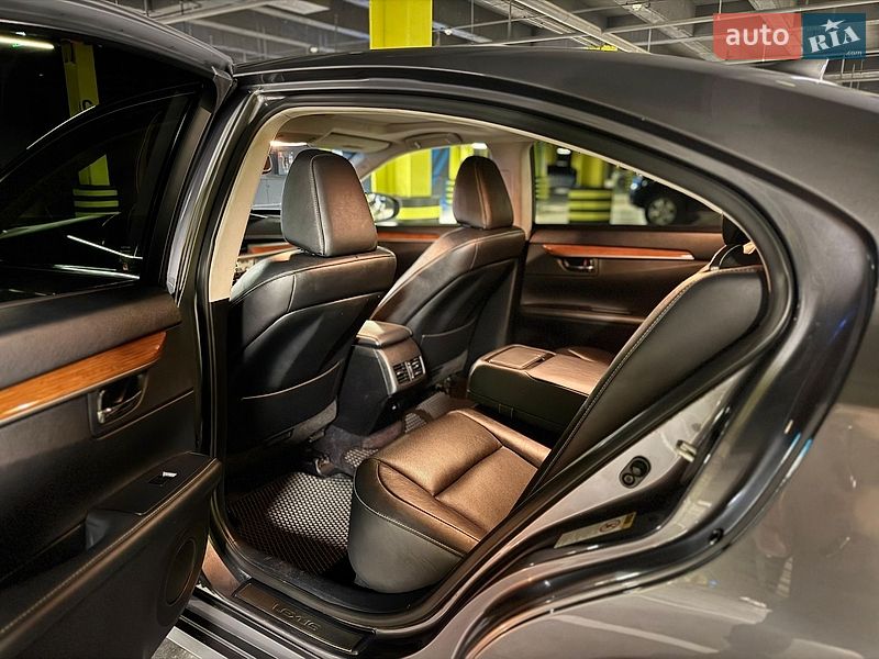 Седан Lexus ES 2015 в Киеве