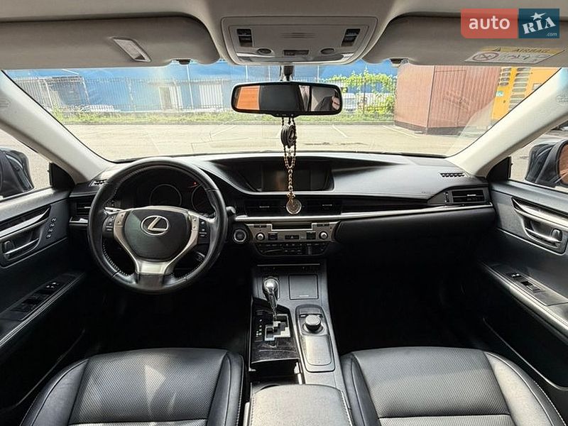 Седан Lexus ES 2015 в Києві