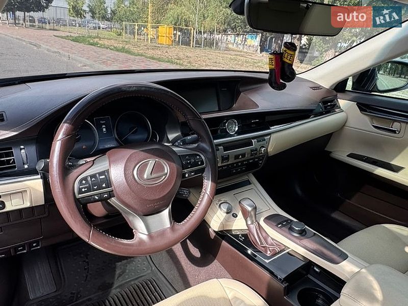 Седан Lexus ES 2016 в Черкасах