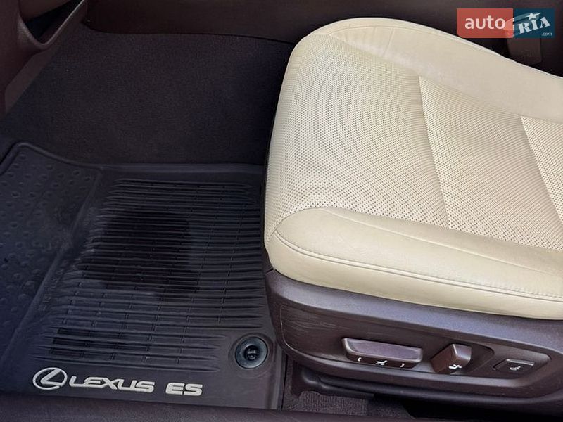 Седан Lexus ES 2016 в Черкасах