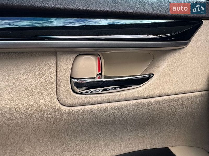 Седан Lexus ES 2016 в Черкасах