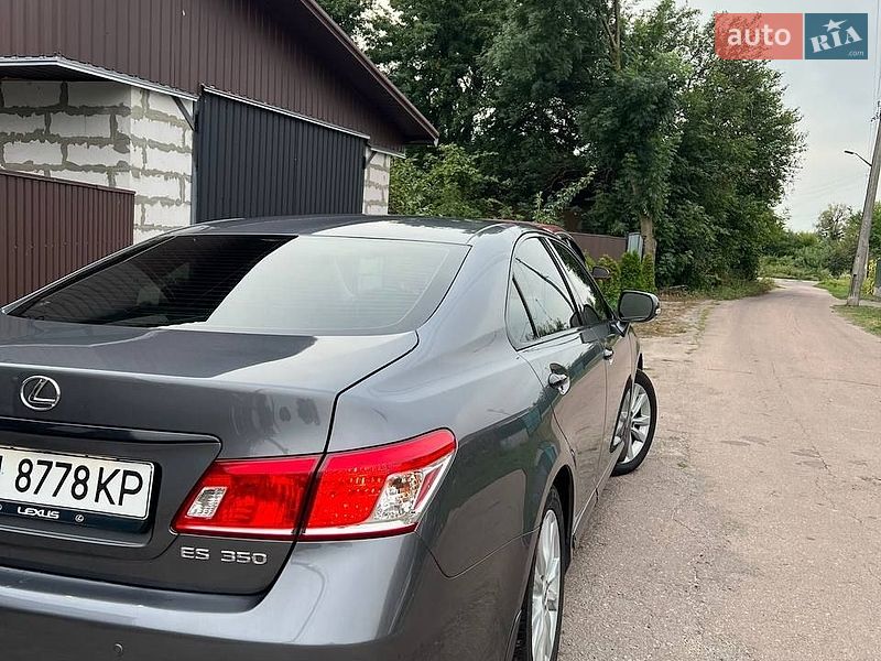 Седан Lexus ES 2011 в Борзні